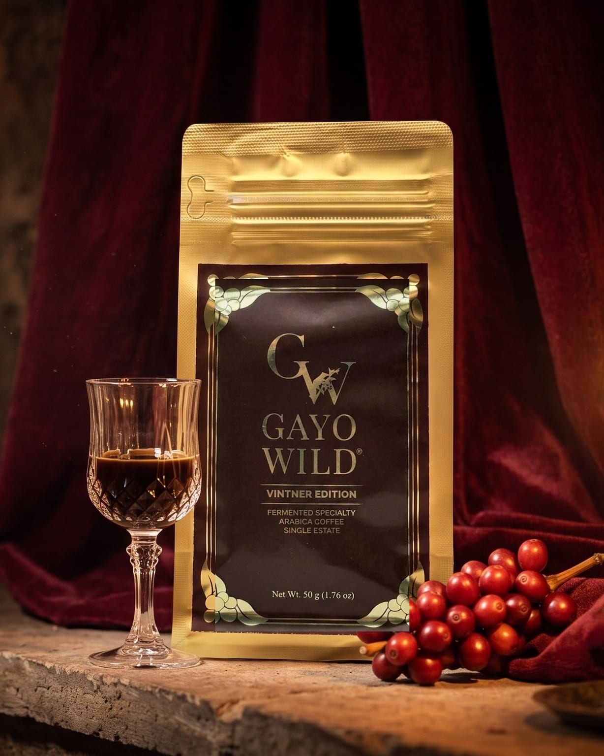 The Vintner en una bodega a la luz de las velas, con terciopelo granate, una copa de cristal y cerezas de café maduras